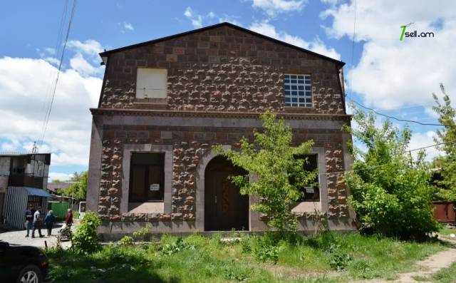 Երկու հարկանի քարե տուն Շիրակացի փողոցում Գյումրիում, 270 քմ, 2 սանհանգույց