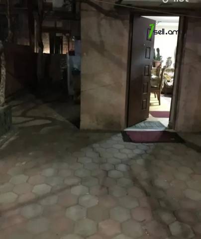 3 սենյականոց բնակարան, Աթոյան փողոցի նրբանցք, 91 ք.մ., 1/5 հարկ, կապիտալ վերանորոգված, քարե շենք