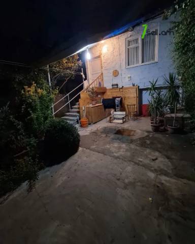 Մեկ հարկանի քարե տուն Լորիս-Մելիքովի փողոցում Էրեբունիում, 200 քմ, 2 սանհանգույց