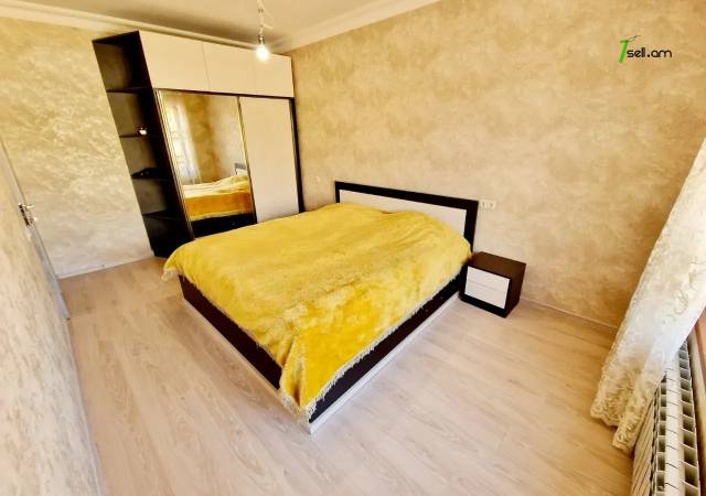 Երկու հարկանի քարե տուն 13-րդ փողոցում Զովունիում, 250 ք.մ., 2 սանհանգույց, եվրովերանորոգված