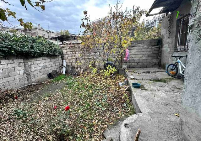 Մեկ հարկանի քարե տուն Ծխախոտագործների փողոցում կենտրոնում, 130 ք.մ., կոսմետիկ վերանորոգում