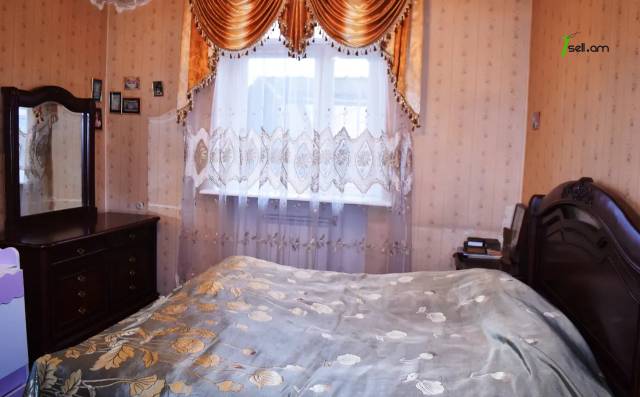 Երկու հարկանի քարե տուն, Օդանավակայանի 3-րդ թաղամաս Գյումրիում, 283 ք.մ., 3+ սանհանգույց