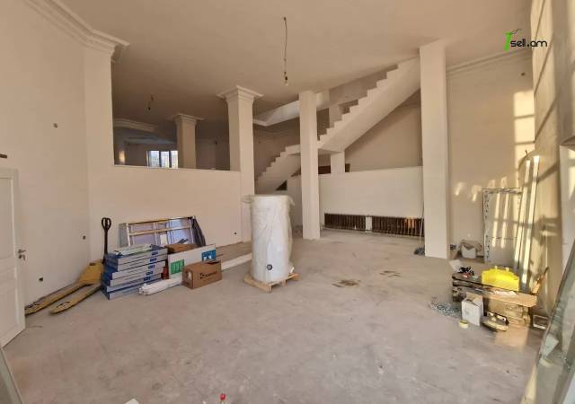 Բազմաֆունկցիոնալ գույք Պրահայի փողոցում կենտրոնում, 960 ք.մ.