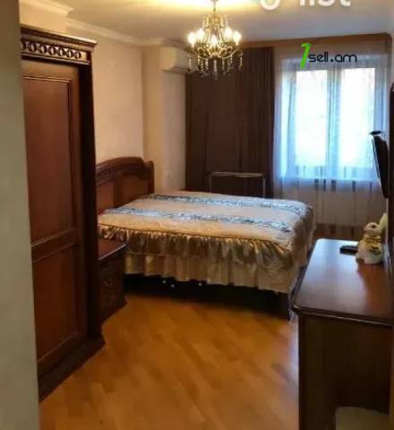 2 սենյականոց բնակարան Սայաթ-Նովայի պողոտայում, 61 ք.մ., 3/5 հարկ, կապիտալ վերանորոգված, քարե շենք