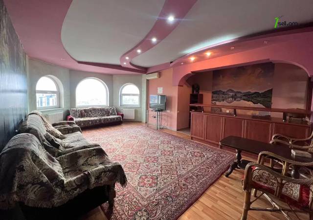 Երկու հարկանի քարե տուն Անտառային փողոցում կենտրոնում, 350 ք.մ., 3+ սանհանգույց, եվրովերանորոգված