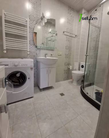 3 սենյականոց բնակարան Սայաթ-Նովայի պողոտայում, 70 ք.մ., 3/5 հարկ, կապիտալ վերանորոգված, քարե շենք