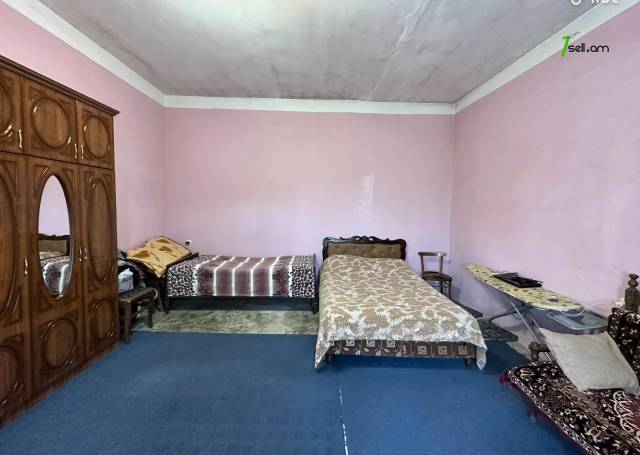 Երկու հարկանի քարե տուն 1-ին փողոցում Պտղնիում, 302 քմ, 2 սանհանգույց, մասնակի վերանորոգում