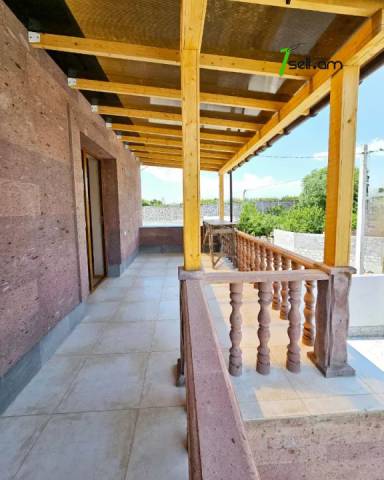 Երկու հարկանի քարե տուն 41-րդ փողոցում Զովունիում, 600 ք.մ., 3+ սանհանգույց