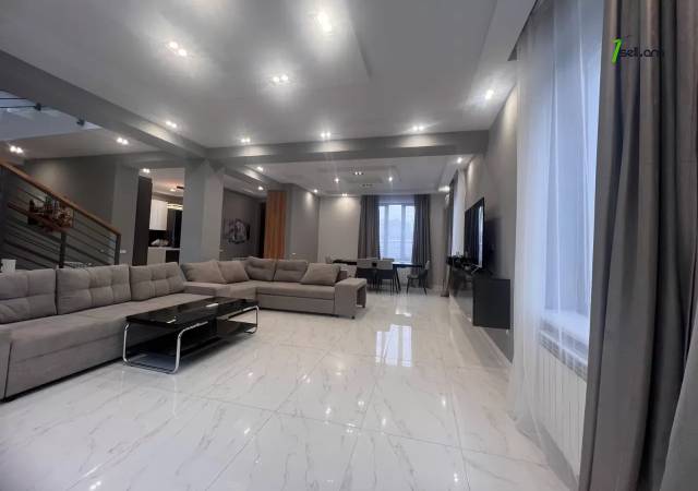 Երկու հարկանի քարե տուն Գոգոլի փողոցում Քանաքեռ Զեյթունում, 550 ք.մ., 3+ սանհանգույց