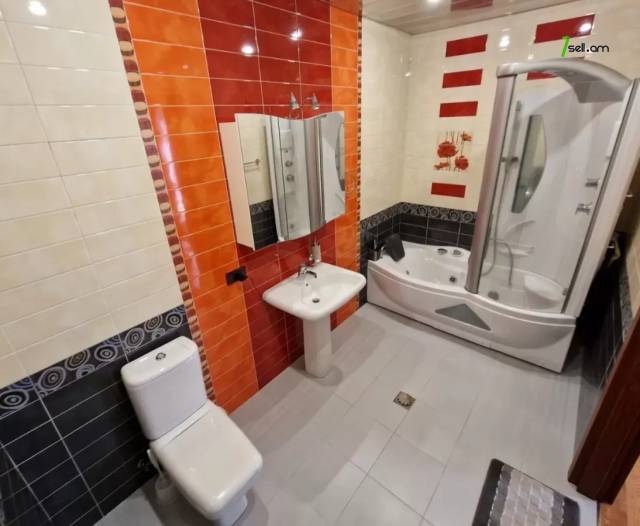 Երեք հարկանի քարե տուն, Ձոր 1 թաղամաս Դավիթաշենում, 800 ք.մ., 3+ սանհանգույց, կապիտալ վերանորոգված