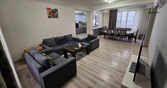 Երկու հարկանի քարե տուն Պետրոս Դուրյանի փողոցում Ավանում, 800 քմ, 2 սանհանգույց