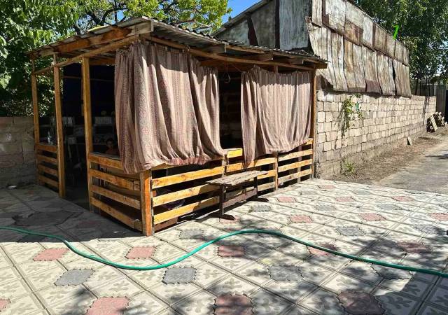 Մեկ հարկանի քարե տուն Զովունի 39 փողոցում Զովունիում, 330 ք.մ., կապիտալ վերանորոգված