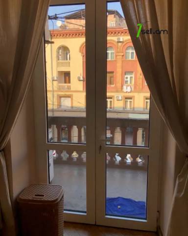 1 սենյականոց բնակարան Թումանյան փողոցում, 40 ք.մ., նախավերջին հարկ, կոսմետիկ վերանորոգում, քարե շենք