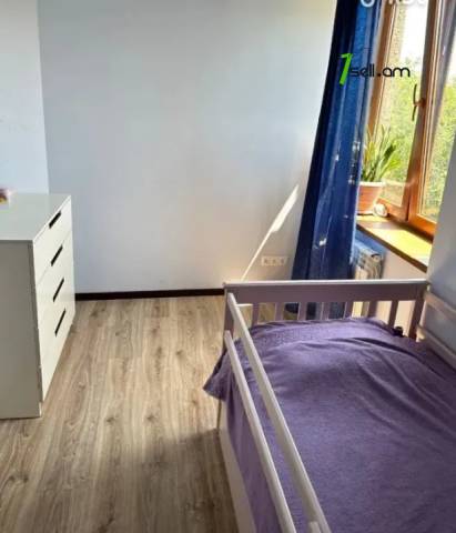 3 սենյականոց բնակարան Մոլդովական փողոցում, 82 ք.մ., 3/5 հարկ, կապիտալ վերանորոգված, քարե շենք