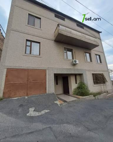 Երկու հարկանի քարե տուն Ադանայի փողոցում կենտրոնում, 170 քմ, 2 սանհանգույց, կոսմետիկ վերանորոգում