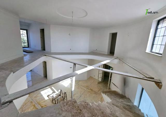 Երեք հարկանի քարե տուն Գևորգ Վարդանյան փողոցում Արաբկիրում, 1660 քմ, 3+ սանհանգույց