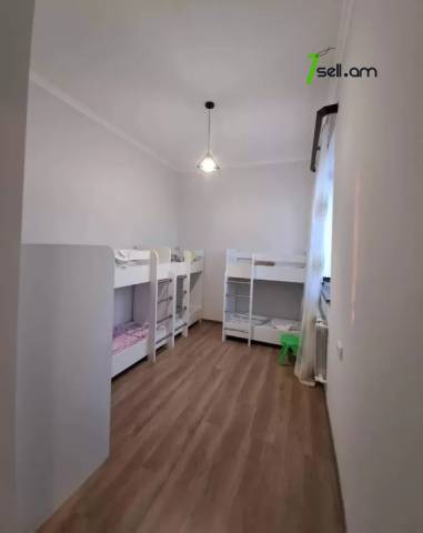 Բազմաֆունկցիոնալ գույք Գյուրջյան փողոցում Նոր Նորքում, 400 ք.մ.