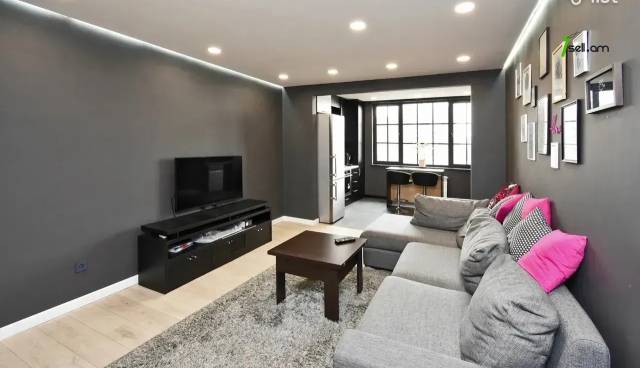 3 սենյականոց բնակարան Սարյան փողոցում, 77 ք.մ., դիզայներական ոճով վերանորոգված, քարե շենք