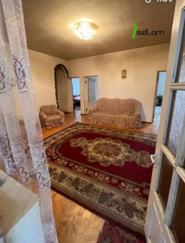 Երեք հարկանի տուն Պարույր Սևակ թաղամասի 1-ին փողոցում Ավանում, 350 ք.մ., եվրովերանորոգված