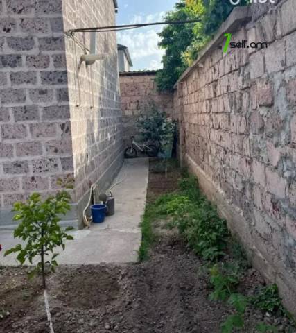 Երկու հարկանի քարե տուն Պարույր Սևակ թաղամասի 1-ին փողոցում Առինջում, 130 քմ, 2 սանհանգույց