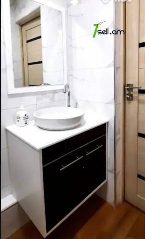 4 սենյականոց բնակարան Սարյան փողոցում, 92 ք.մ., 6/8 հարկ, 2 սանհանգույց, եվրովերանորոգված, քարե շենք