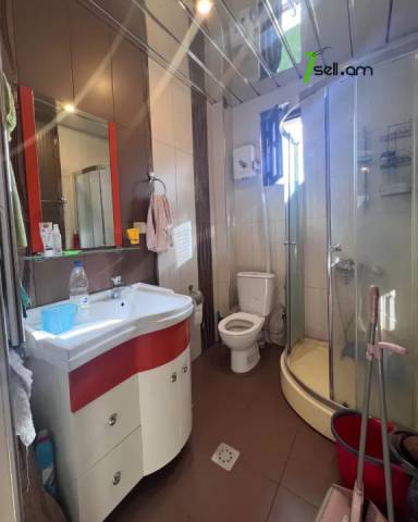 Երկու հարկանի քարե տուն, Թբիլիսյան խճուղի Արաբկիրում, 900 ք.մ., 3+ սանհանգույց, եվրովերանորոգված