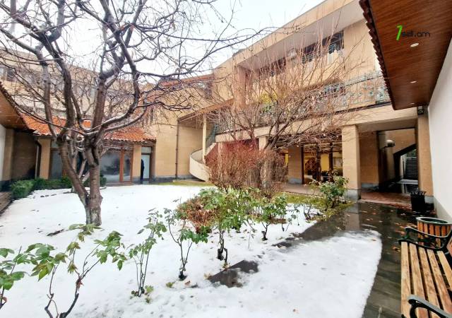 Չորս հարկանի քարե տուն Նաիրի Զարյան փողոցում Արաբկիրում, 600 ք.մ., 3+ սանհանգույց