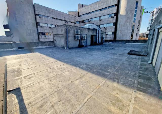 Բազմաֆունկցիոնալ գույք, Հանրապետության հրապարակ կենտրոնում, 2500 ք.մ.