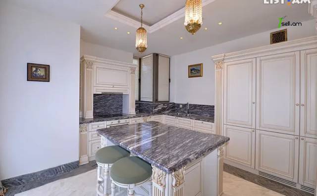 Երեք հարկանի քարե տուն Բաբայան փողոցում Արաբկիրում, 820 ք.մ., 3+ սանհանգույց, կապիտալ վերանորոգված