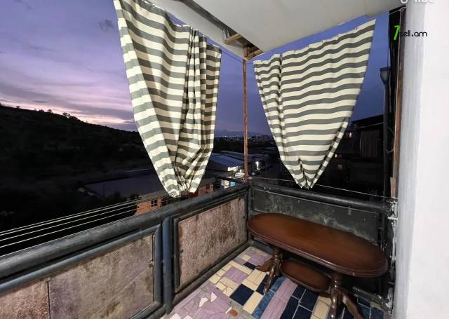 3 սենյականոց բնակարան Շահումյանի 1-ին փողոցում, 60 քմ, եվրովերանորոգված, քարե շենք