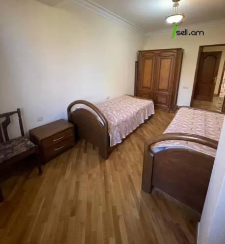 3 սենյականոց բնակարան Վահրամ Փափազյան փողոցում, 88 ք.մ., կապիտալ վերանորոգված, քարե շենք