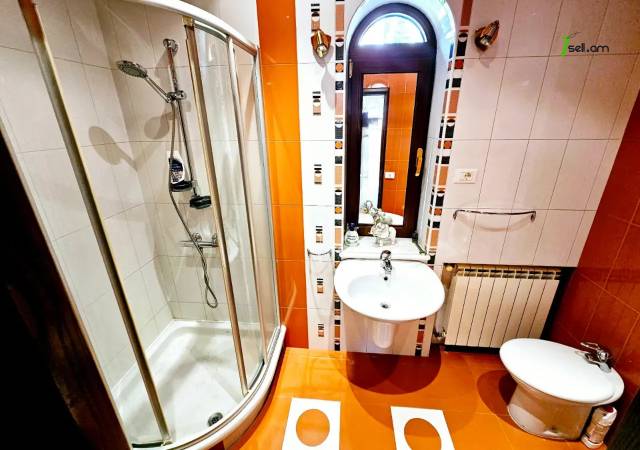 Երեք հարկանի քարե տուն Քեռու փողոցում Արաբկիրում, 1600 ք.մ., 3+ սանհանգույց, կապիտալ վերանորոգված