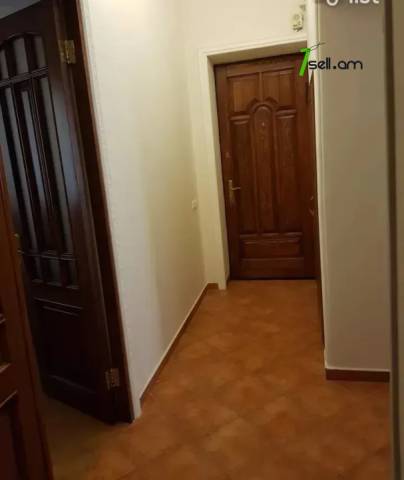 3 սենյականոց բնակարան Բարբյուսի փողոցում, 80 ք.մ., նախավերջին հարկ, կապիտալ վերանորոգված, քարե շենք