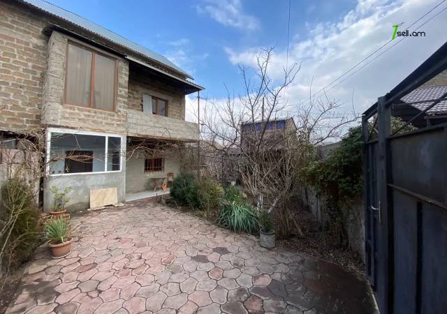 Երկու հարկանի քարե տուն Ռայնիսի փողոցում Քանաքեռ Զեյթունում, 300 քմ, 2 սանհանգույց, եվրովերանորոգված