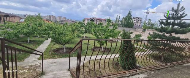 Երկու հարկանի տուն Պետրոս Դուրյանի փողոցում Ավանում, 330 քմ, 2 սանհանգույց, կապիտալ վերանորոգված