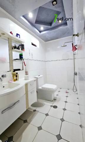 Երեք հարկանի քարե տուն Խաչատուր Աբովյանի փողոցում Ավանում, 1960 ք.մ., 3+ սանհանգույց