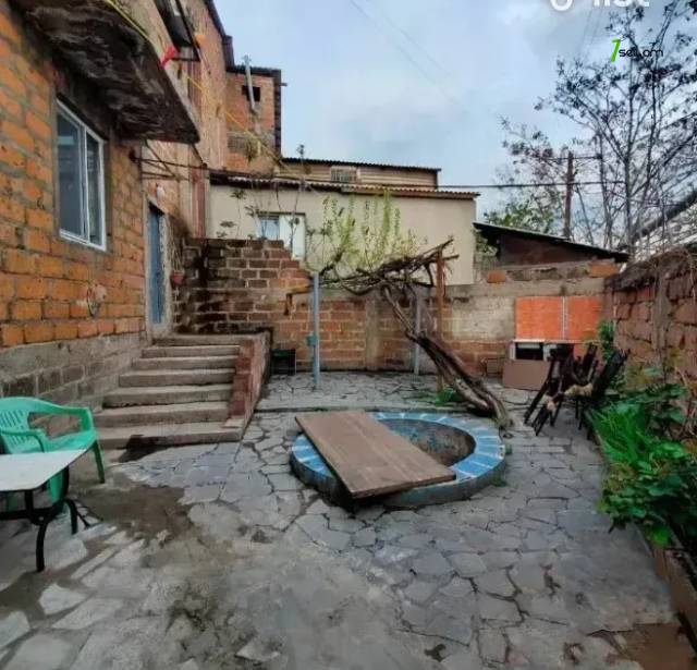 Երկու հարկանի քարե տուն Սարի Թաղ 3-րդ փողոցում Էրեբունիում, 131 քմ, 2 սանհանգույց