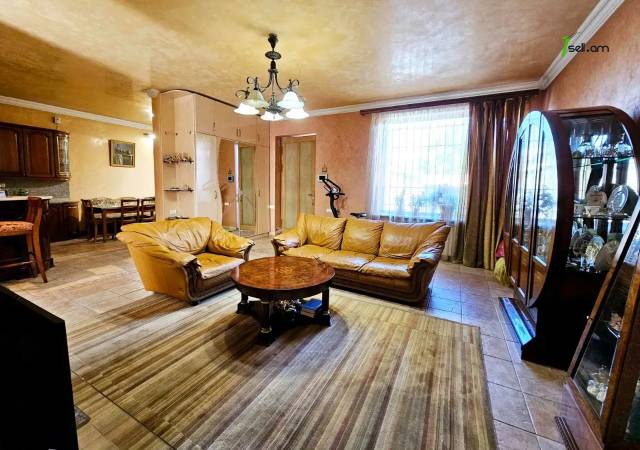 Երկու հարկանի քարե տուն Չարենցի փողոցում կենտրոնում, 740 ք.մ., 3+ սանհանգույց, կապիտալ վերանորոգված