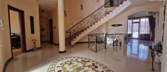 Երկու հարկանի քարե տուն Աջափնյակում, 360 ք.մ., 3+ սանհանգույց, եվրովերանորոգված