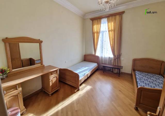 Երեք հարկանի քարե տուն Այգեկցու փողոցում Արաբկիրում, 430 ք.մ., 3+ սանհանգույց, կապիտալ վերանորոգված