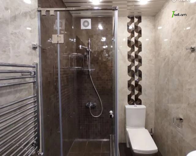 3 սենյականոց բնակարան Վարդանանց փողոցում, 86 ք.մ., 2/5 հարկ, 2 սանհանգույց, բարձր առաստաղներ