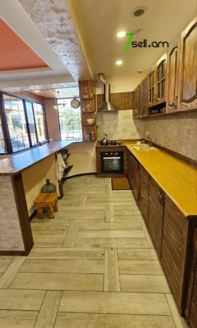 Մեկ հարկանի քարե տուն 20-րդ փողոցում Այնթապում, 900 քմ, կապիտալ վերանորոգված