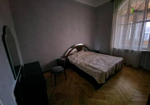 3 սենյականոց բնակարան Մոսկովյան փողոցում, 120 ք.մ., բարձր առաստաղներ, նախավերջին հարկ