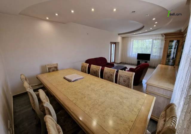 Երկու հարկանի քարե տուն Լուկաշինի փողոցում Աջափնյակում, 300 ք.մ., 3+ սանհանգույց, եվրովերանորոգված