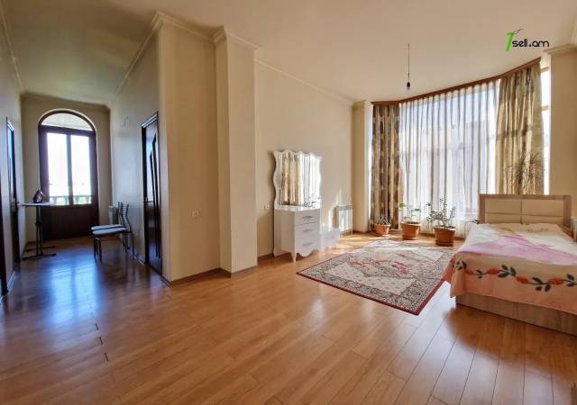 Երկու հարկանի քարե տուն Մելքումովի փողոցում Դավիթաշենում, 600 ք.մ., 3+ սանհանգույց, եվրովերանորոգված