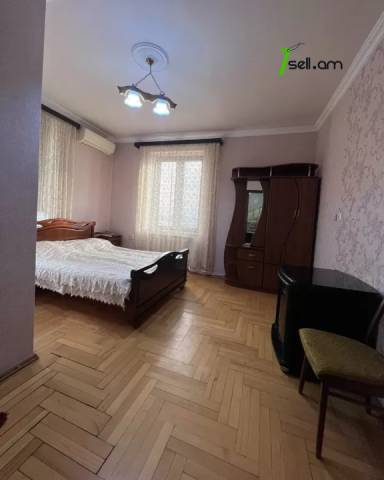 Երկու հարկանի քարե տուն Անտառային փողոցում կենտրոնում, 350 ք.մ., 3+ սանհանգույց, եվրովերանորոգված