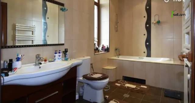 Չորս հարկանի քարե տուն Ֆուչիկի փողոցում Աջափնյակում, 700 ք.մ., 3+ սանհանգույց, եվրովերանորոգված