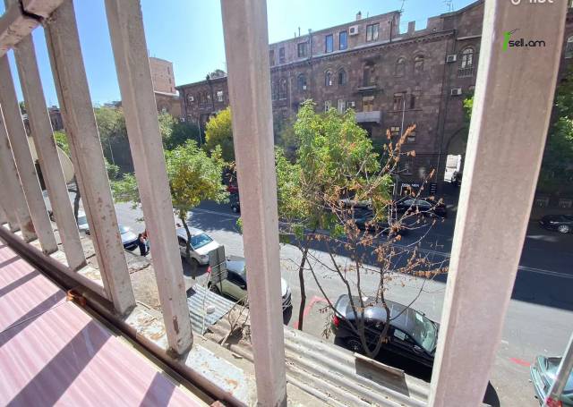3 սենյականոց բնակարան Ամիրյան փողոցում, 73 ք.մ., 2 սանհանգույց, բարձր առաստաղներ, 2/10 հարկ