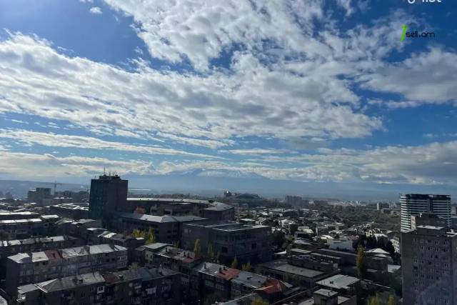 3 սենյականոց բնակարան նորակառույց շենքում Արամ Խաչատրյան փողոցում, 84 ք.մ., բարձր առաստաղներ