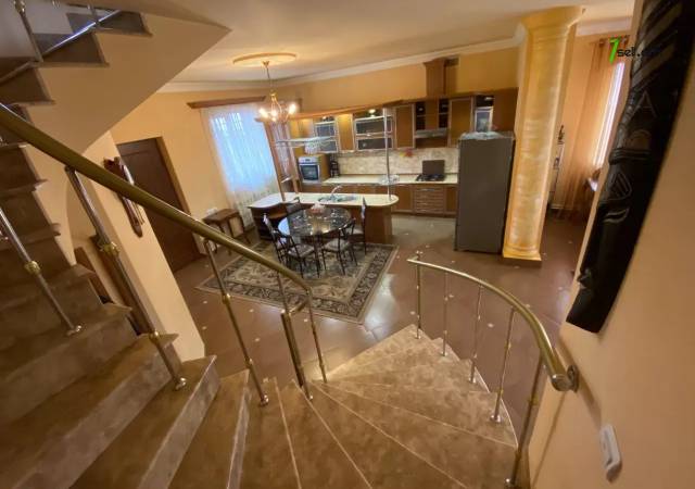 Երկու հարկանի քարե տուն, Դավթաշեն վարչական շրջան Դավիթաշենում, 650 ք.մ., 2 սանհանգույց